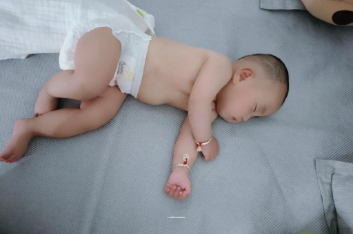 华容三个月宝宝抬头不稳